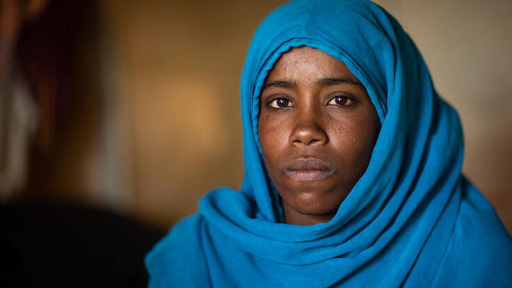 Strider i Sudan - En kvinna från folkgruppen Beja i Port Sudan, huvudstaden i Röda havet-regionen i östra Sudan. 