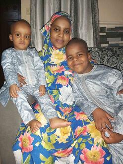 Nigerianska läkaren Fatima med sina två barn.