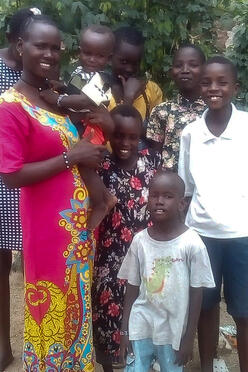 Mamman Florence Lokitoe från Kenya tillsammans med sina barn