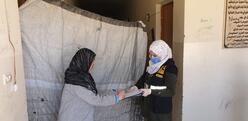 Flyktingkvinna får kontantstöd av RESCUE i Libanon