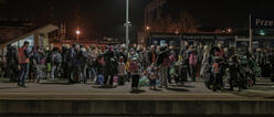 Ukrainska flyktingar vid järnvägsstationen Przemsyl i Polen.