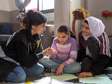 RESCUE:s medarbetare i Libanon sitter tillsammans med en flicka och en kvinna.