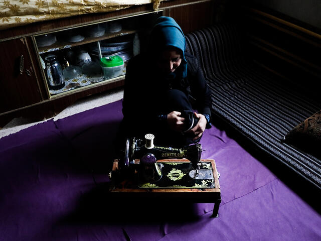 Watfa sitter i sitt tillfälliga hem i nordvästra Syrien med sin symaskin