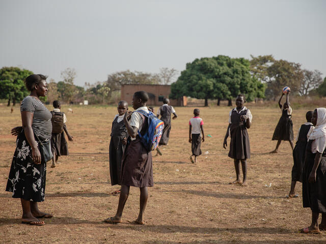 Flickor spelar boll efter skolan i Uganda