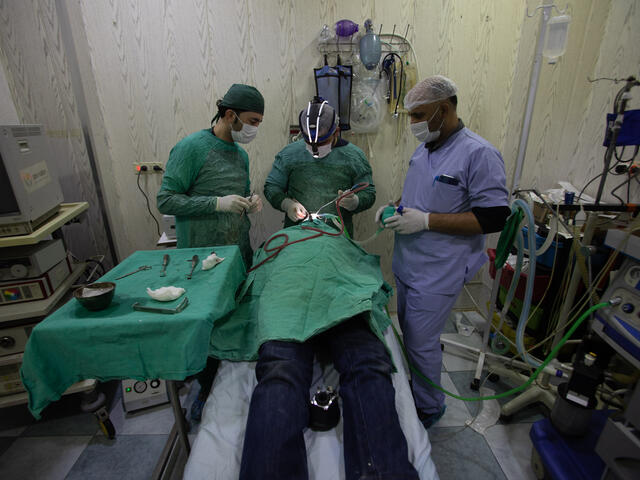 RESCUEs läkare opererar en patient i nordvästra Syrien