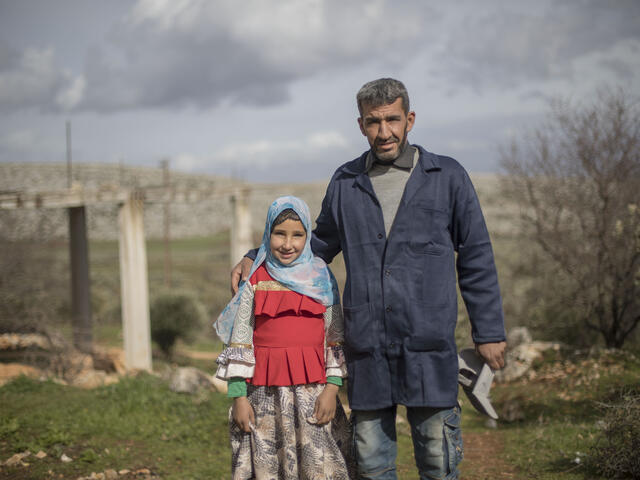 Sara 10 år i Syrien med sin pappa