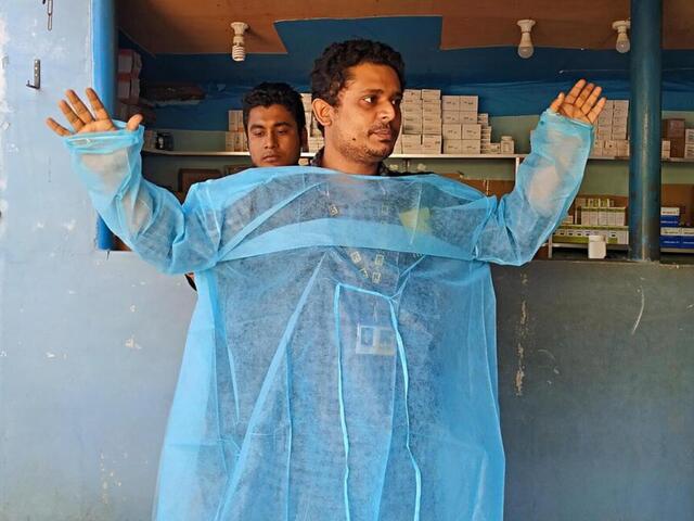 I flyktingläger Cox’s Bazar i Bangladesh utbildar Dr Hossain sjukvårdsarbetare och volontärer i hur man tar på sig PPE.