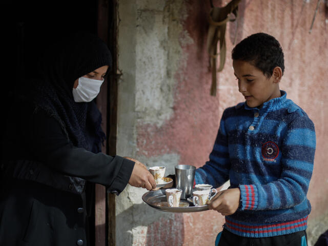 Tareq och hans mamma bjuder på te i Syrien