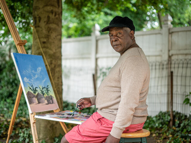 Chishimba målar en tavla
