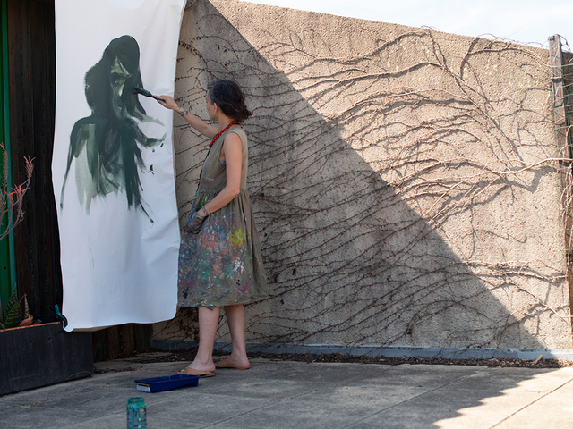 Diala målar ett porträtt utomhus