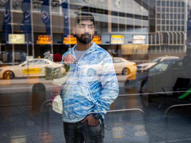 Mehdi på flygplatsen i Tyskland