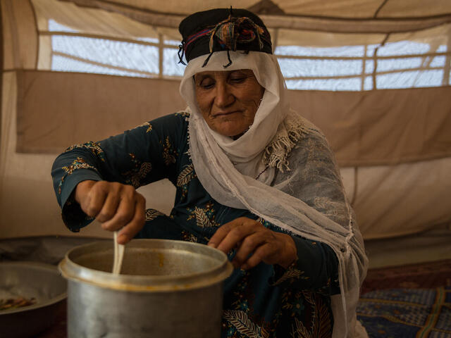 Kvinna lagar mat i Afghanistan.