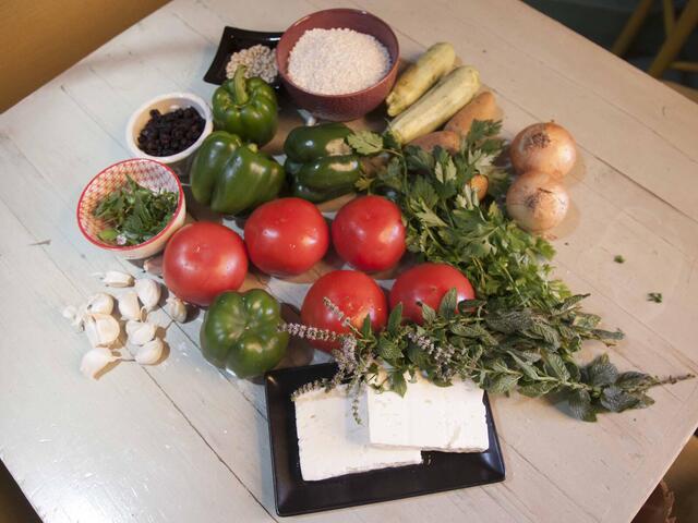 Grönsaker ligger på ett bord, det är all ingredienser för fyllda tomater