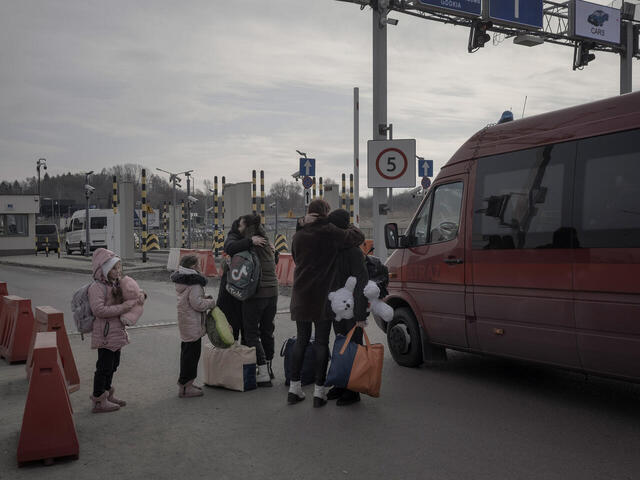 Flyktingar anländer i Polen från Ukraina och de kramar om varandra.