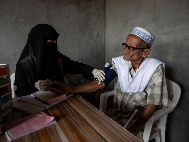 En man undersöks av en RESCUE medarbetare i Jemen