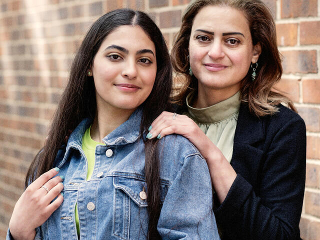 Chadia och Nour, mamma och dotter, fotograferas tillsammans efter det pratat om deras flykt från Syrien.
