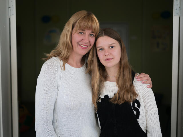 Årsdag Ukraina: Mor och dotter som tvingats att fly från östra Ukraina. 