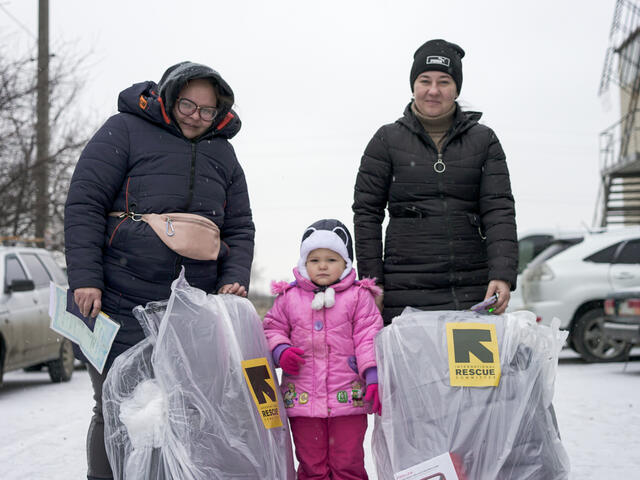 Årsdag Ukraina: Ett år efter kriget i Ukraina - en familj i Ukraina tar emot RESCUE:s vinterkit i Kharkiv regionen i nordöstra Ukraina. 