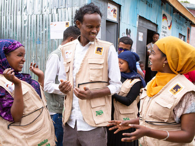 Tre RESCUE-medarbetare i Etopien pratar och ler.