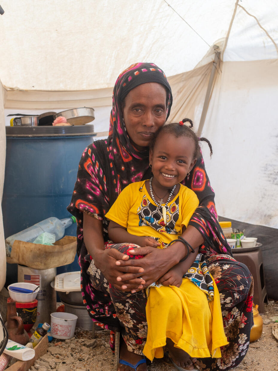 Mulu sitter tillsammans med sin dotter i Sudan efter att ha flytt från Tigray i Etiopien