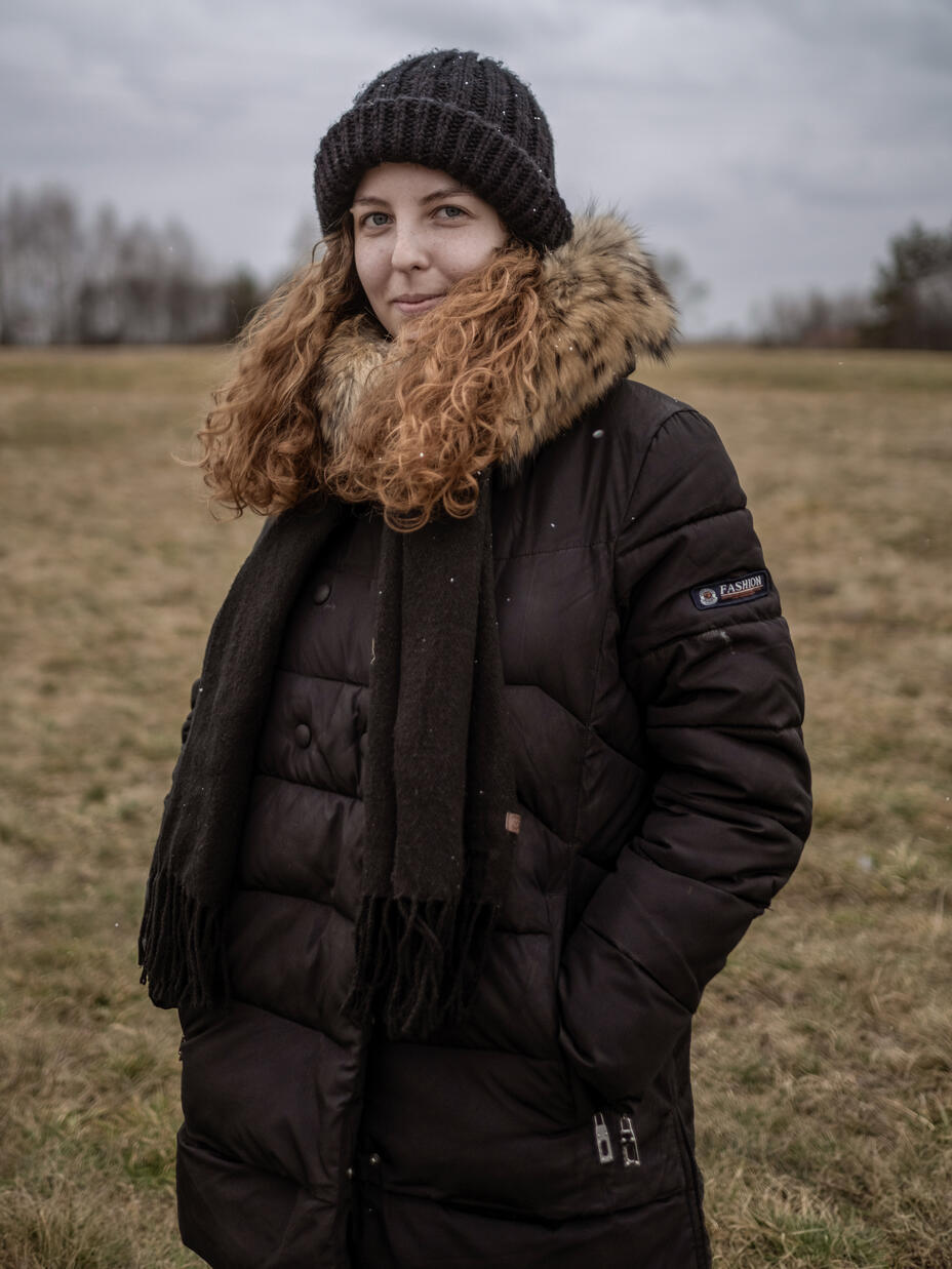 Anastasia står på gränsen mellan Ukraina och Polen