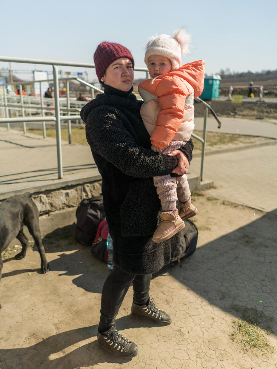 Maria och hennes barn vid gränsen mellan Ukraina och Polen
