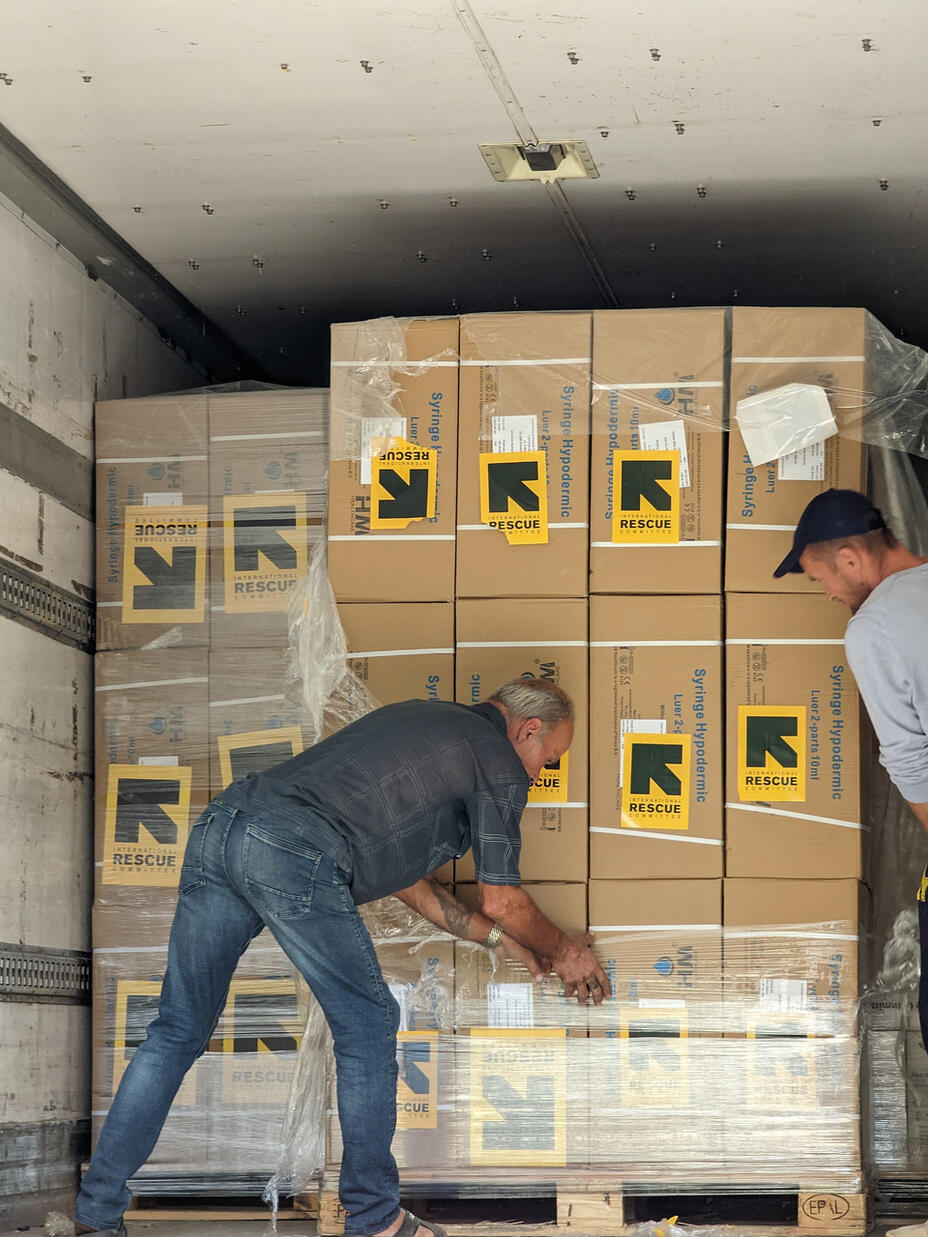 Vinter i Ukraina Humanitär hjälp Delar ut medicin