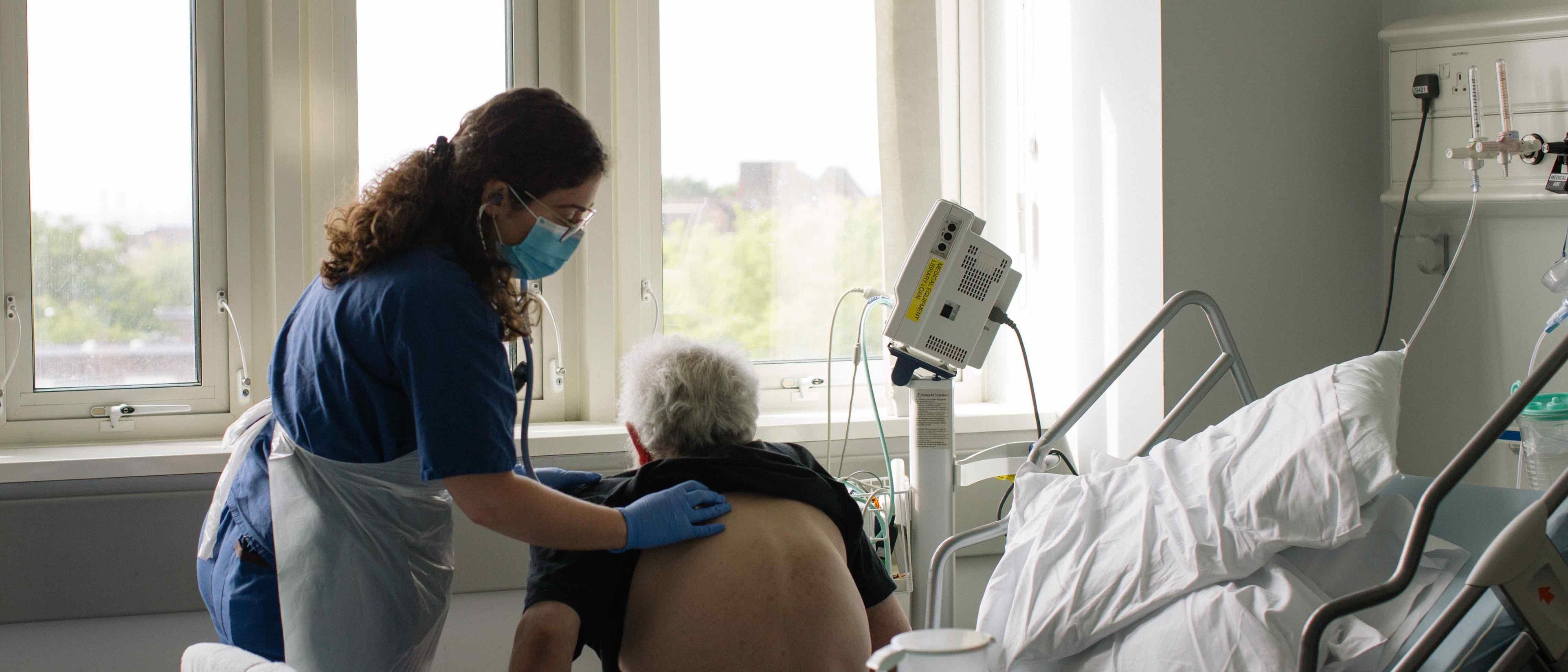 En RESCUE sjukvårdare tar hand om en patient