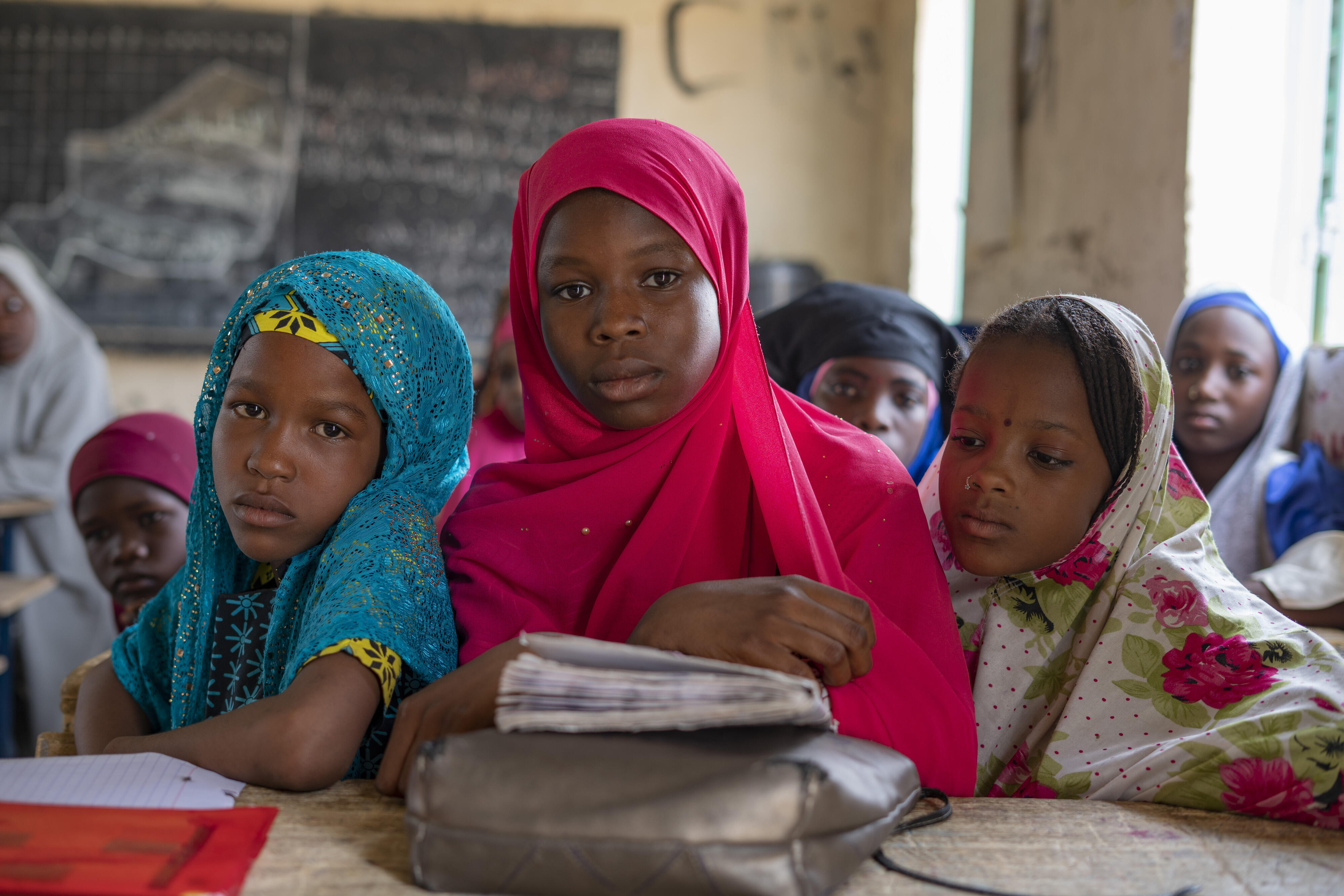 Tre flickor i sitt klassrum i Niger