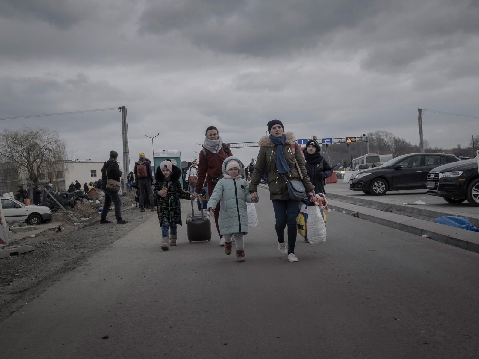 Kvinnor och barn tar sig över gränsen mellan Ukraina och Polen