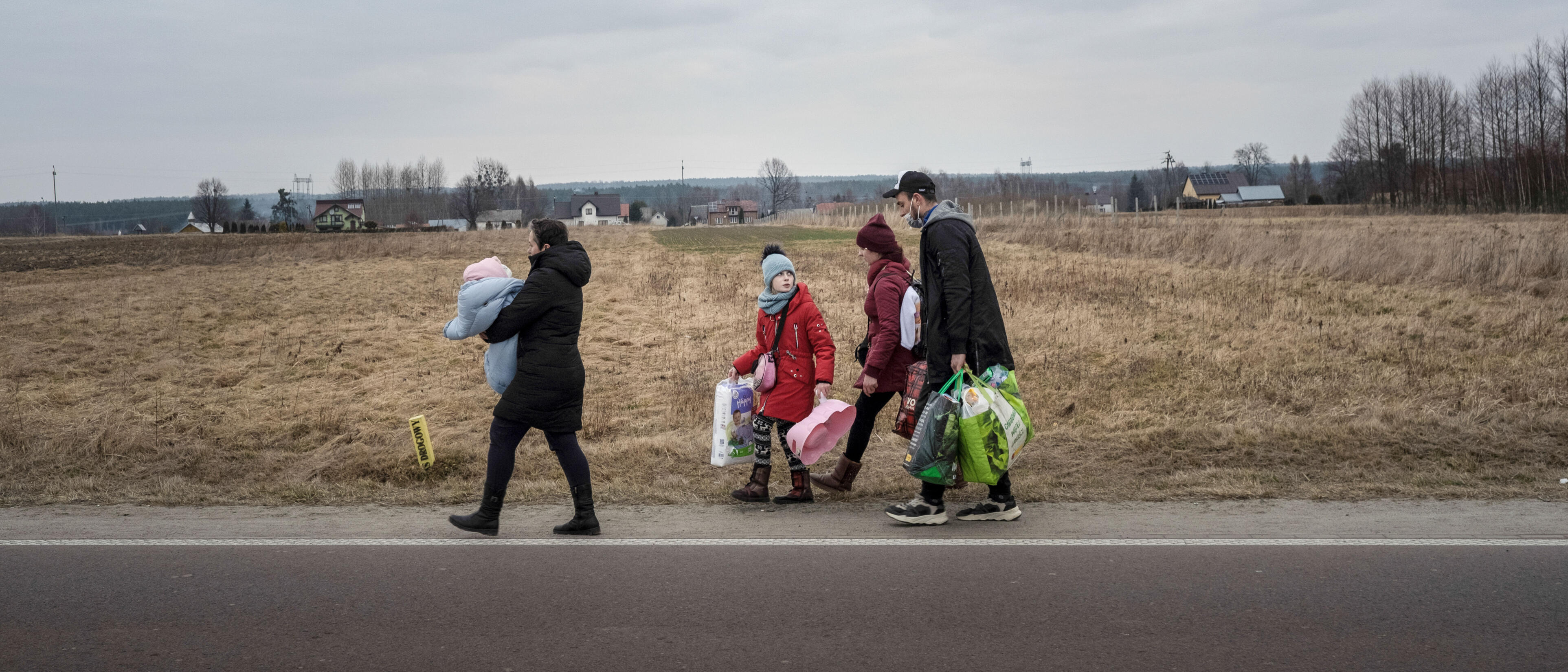 Flykt över gränsen Ukraina Polen