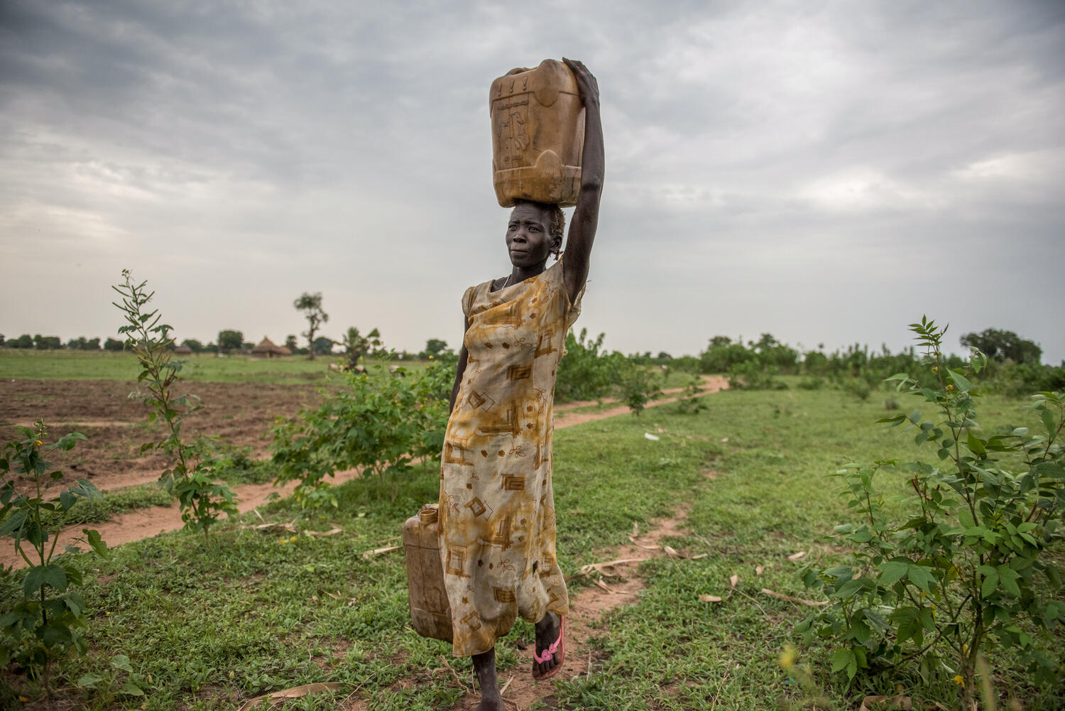 Kvinna hämtar vatten i Sydsudan