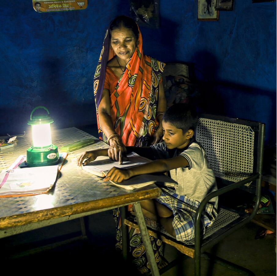 Solcellslampa hjälper en kvinna i Indien att se bättre när det är mörkt ute