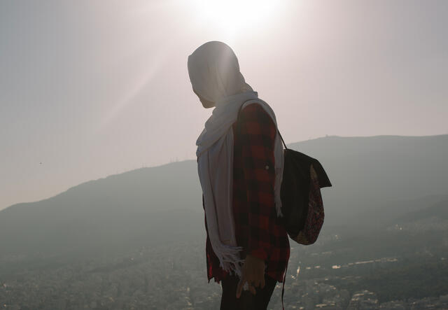 Fariba står uppe på ett berg i solen