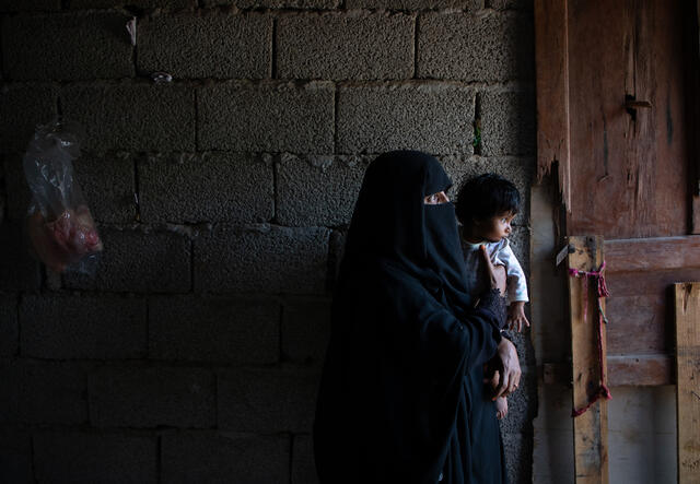 En mamma och dotter i deras tillfälliga hem i Jemen.