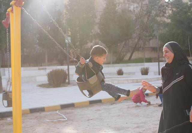 Rehab gungar sin treåriga son Mohammad i Amman, där hon nu återuppbygger sitt liv efter flykten från Syrien.