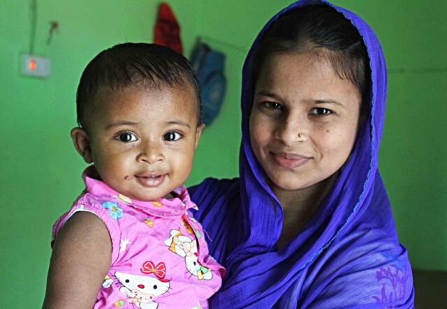 Lovely Akter arbetar för RESCUE som barnmorska i världens största flyktingläger Cox's Bazar i Bangladesh. Här är hon tillsammans med sitt barn.