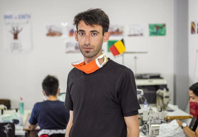 Ammar arbetar i grekland med att tillverka ansiktsmasker under pandemin