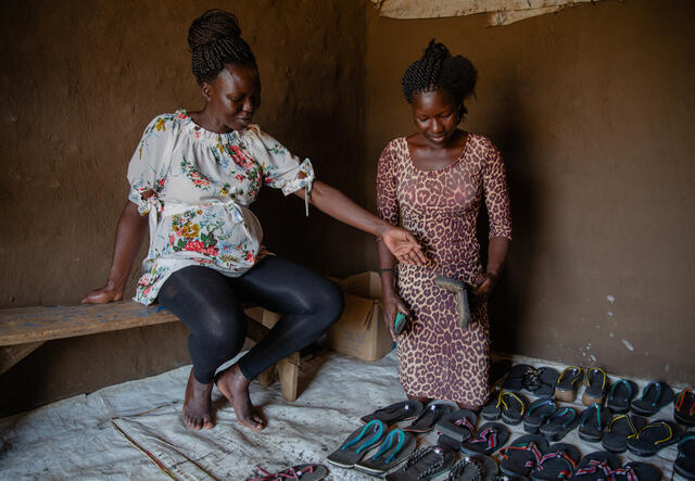 Grace Muuduru är här tillsammans med Vivian Abas i hennes skoaffär. Hon har lärt sig att tillverka skor och kunnat öppna en affär med hjälp från COSMESS