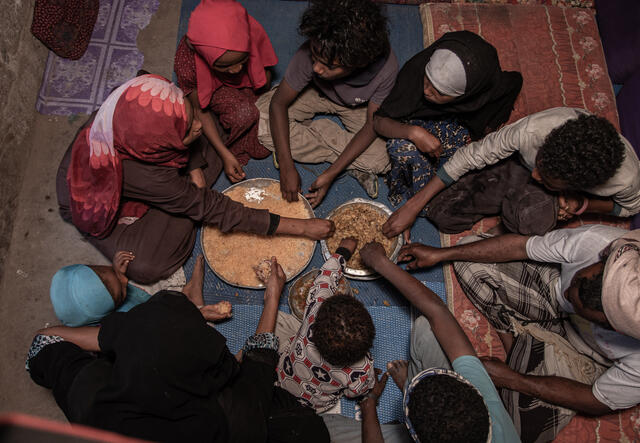 En familj äter tillsammans i Jemen