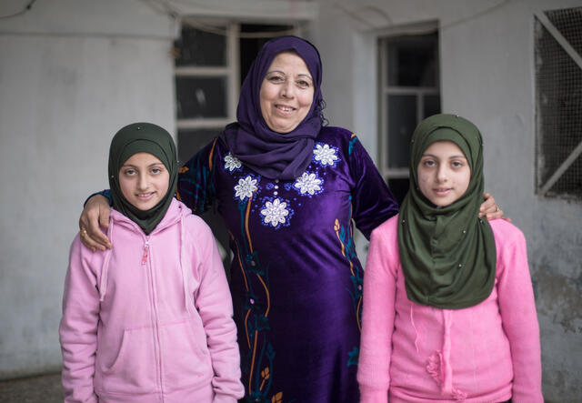 Två tvillingar och sin mamma i Syrien