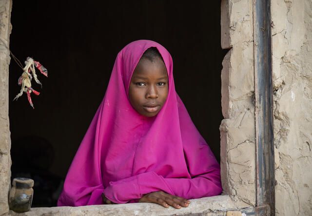 Maryama tittar ut ur sitt fönster i Niger