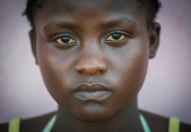 Melissas tittar in i kameran, Centralafrikanska republiken.