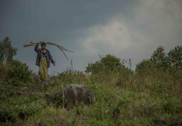 Eine Frau geht durch ein Feld in Kong.