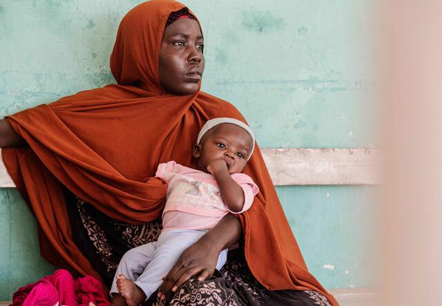 En mamma med sitt barn i Somalia