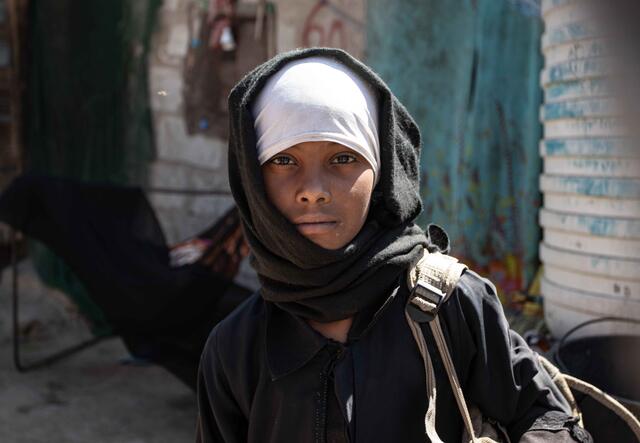 Aisha tittar rakt in i kameran i Jemen