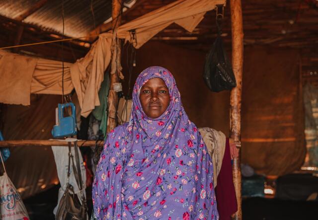 EN kvinna sitter i sitt hem i Etiopien