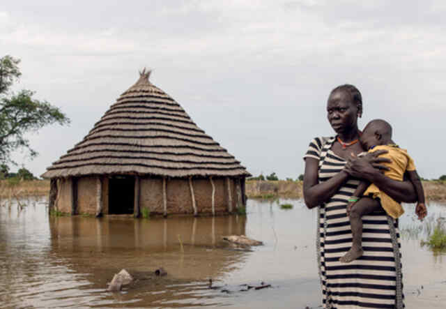 Naima och hennes son Hadi i ett översvämmat Sydsudan