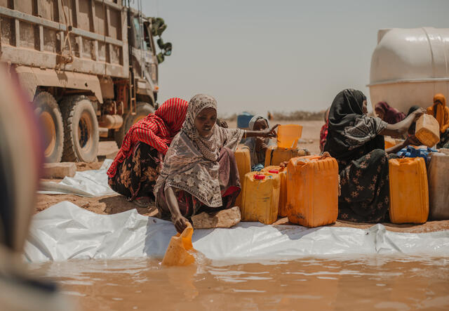 Kvinnor hämtar vatten i Etiopien