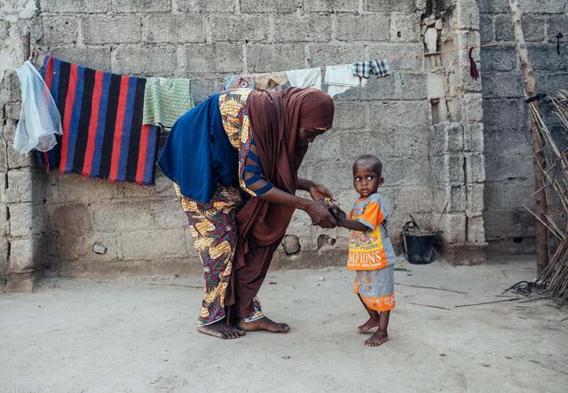 Naima och hennes barn Hadi övar på att gå utanför deras hus i Nigeria